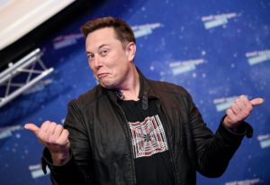 EA2306. BERLÍN (ALEMANIA), 21/04/2022.- Fotografía de archivo del 1 de diciembre de 2020 que muestra al propietario de SpaceX y CEO de Tesla Elon Musk en la alfombra roja del premio Axel Springer, en Berlín (Alemania). EFE/ Britta Pedersen POOL/ ARCHIVO
