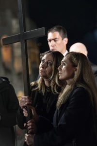 Una mujer rusa y otra ucraniana sostienen la cruz. Foto: EFE/VATICAN MEDIA