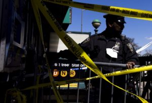 Nueva York (Estados Unidos), 12/04/2022.- Agentes de la policía de Nueva York en la entrada de una estación de metro de Nueva York en la que varias personas fueron tiroteadas en el barrio de Brooklyn, Nueva York, Estados Unidos, el 12 de abril de 2022. La persona acusada del tiroteo, en el que al menos 10 personas resultaron heridas, sigue siendo buscada por la policía. (Estados Unidos, Nueva York) EFE/EPA/JUSTIN LANE