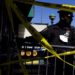 Nueva York (Estados Unidos), 12/04/2022.- Agentes de la policía de Nueva York en la entrada de una estación de metro de Nueva York en la que varias personas fueron tiroteadas en el barrio de Brooklyn, Nueva York, Estados Unidos, el 12 de abril de 2022. La persona acusada del tiroteo, en el que al menos 10 personas resultaron heridas, sigue siendo buscada por la policía. (Estados Unidos, Nueva York) EFE/EPA/JUSTIN LANE