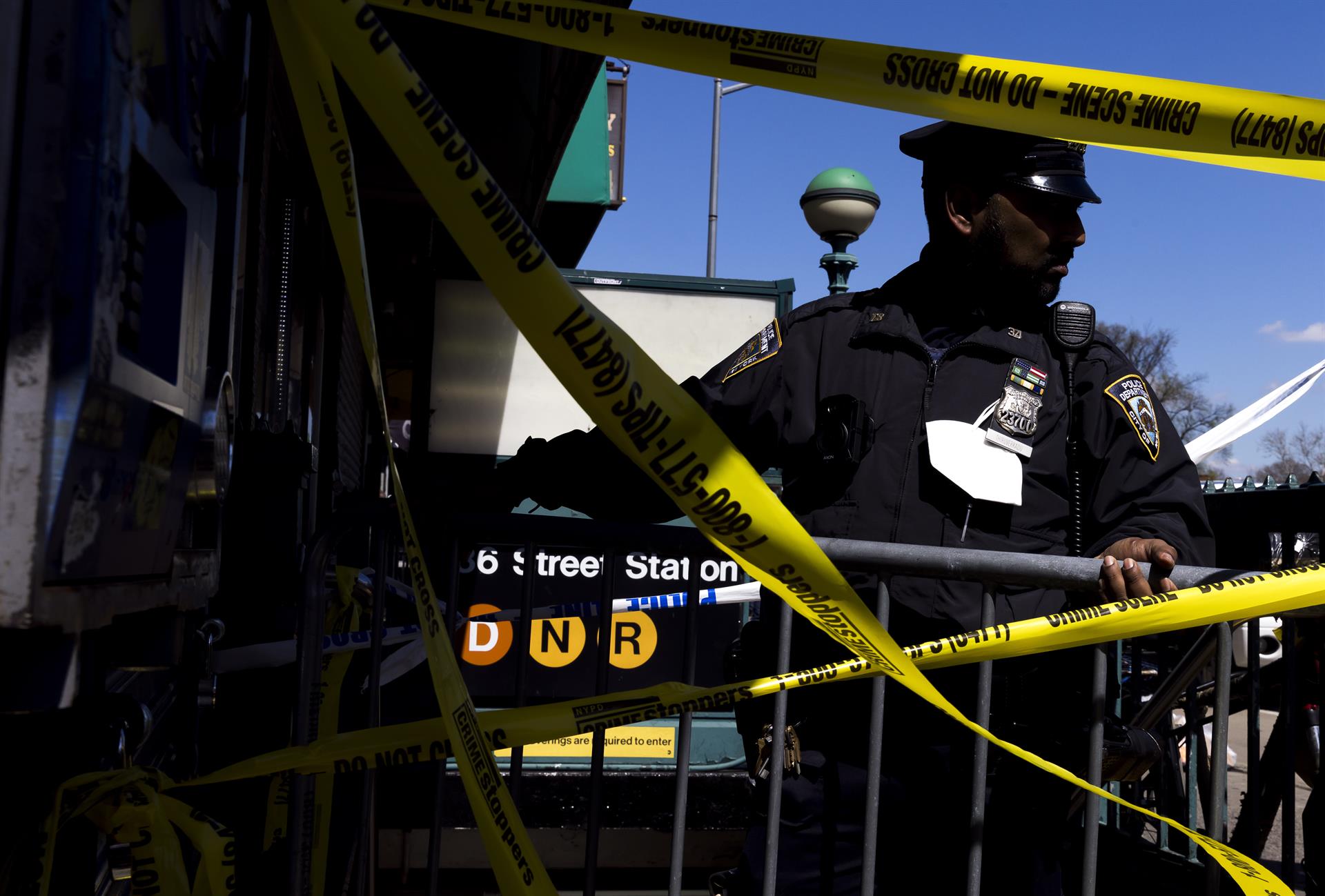 Nueva York (Estados Unidos), 12/04/2022.- Agentes de la policía de Nueva York en la entrada de una estación de metro de Nueva York en la que varias personas fueron tiroteadas en el barrio de Brooklyn, Nueva York, Estados Unidos, el 12 de abril de 2022. La persona acusada del tiroteo, en el que al menos 10 personas resultaron heridas, sigue siendo buscada por la policía. (Estados Unidos, Nueva York) EFE/EPA/JUSTIN LANE