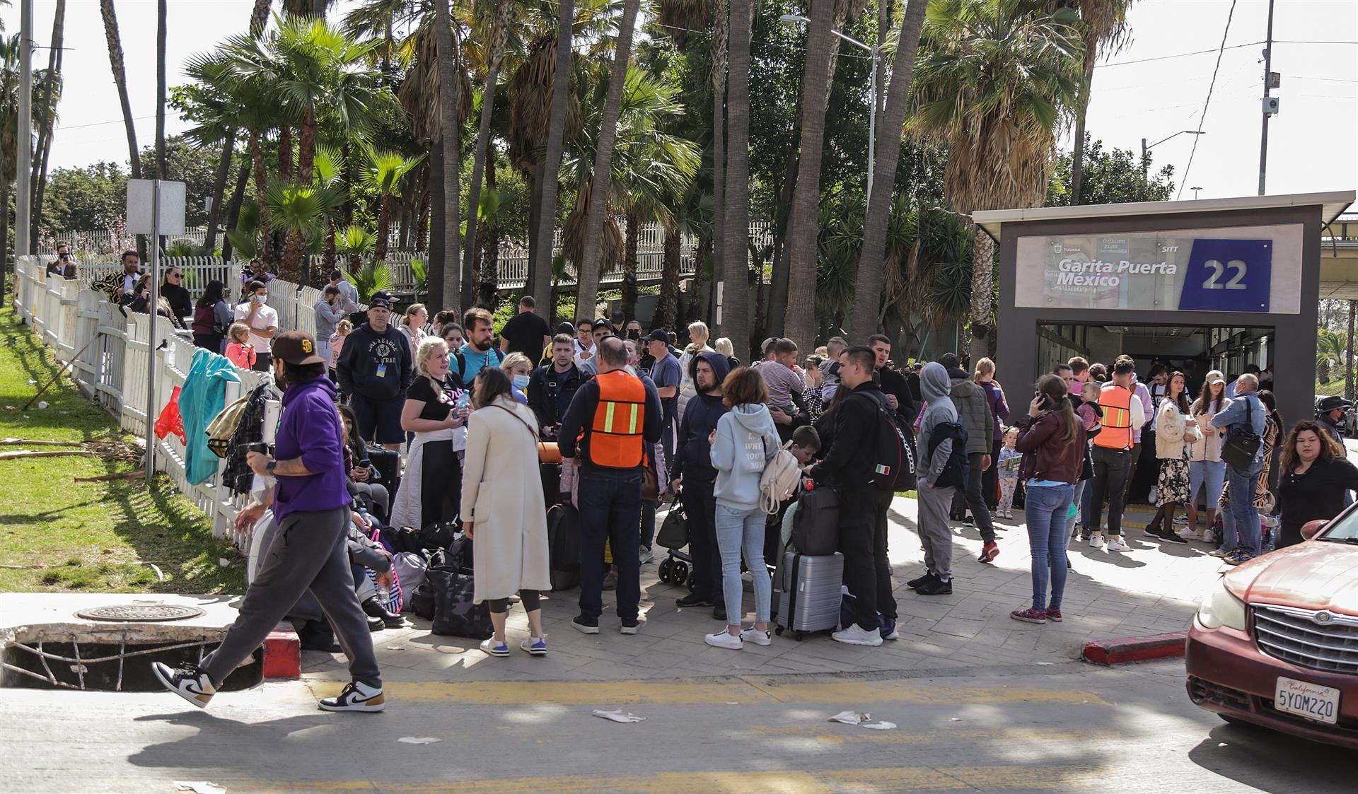 Un grupo de migrantes ucranianos permanece en un campamento improvisado a un costado del punto de revisión de San Ysidro para solicitar asilo en Estados Unidos, en Tijuana, estado de Baja California (México). Foto: EFE/Joebeth Terriquez