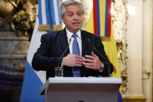 AME2115. BUENOS AIRES (ARGENTINA), 18/04/2022.- El presidente de Argentina, Alberto Fernández, habla durante una declaración conjunta ante los medios de comunicación junto a su homólogo de Ecuador, Guillermo Lasso (fuera de cuadro), hoy, tras una reunión privada en la Casa Rosada, sede del Ejecutivo en Buenos Aires (Argentina). Según fuentes oficiales, ambos mandatarios concluyeron su reunión con la firma de varios acuerdos bilaterales y, tras la declaración conjunta ante los medios, se prevé disfrutarán de un almuerzo de honor. Como parte de su visita a Argentina, Lasso también se trasladará a la sede de la Secretaría del Tratado Antártico y participará en sendas reuniones con empresarios e inversionistas argentinos en el marco del programa "Ecuador Open for Business". EFE/ Juan Ignacio Roncoroni