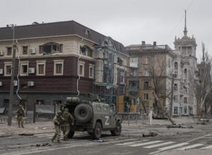 FOTO REFERENCIAL - Mariupol (Ucrania), 12/04/2022.- Una foto tomada durante una visita a Mariupol organizada por el ejército ruso muestra a militares rusos preparándose para hacer guardia en el centro de Mariupol, Ucrania, el 12 de abril de 2022. (Rusia, Ucrania, Estados Unidos) EFE/EPA/SERGEI ILNITSKY