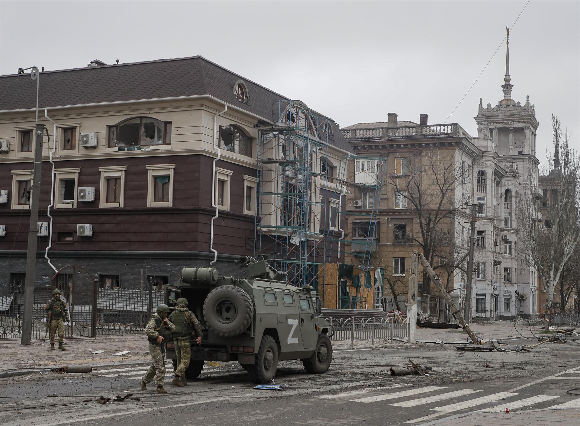 FOTO REFERENCIAL - Mariupol (Ucrania), 12/04/2022.- Una foto tomada durante una visita a Mariupol organizada por el ejército ruso muestra a militares rusos preparándose para hacer guardia en el centro de Mariupol, Ucrania, el 12 de abril de 2022. (Rusia, Ucrania, Estados Unidos) EFE/EPA/SERGEI ILNITSKY