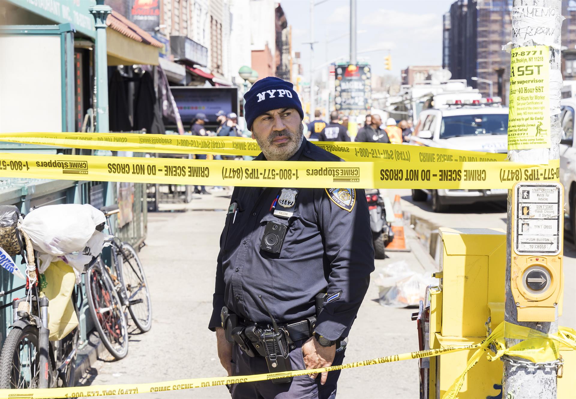 Nueva York (Estados Unidos), 12/04/2022.- Agentes de la policía de Nueva York en la entrada de una estación de metro de Nueva York en la que varias personas fueron tiroteadas en el barrio de Brooklyn, Nueva York, Estados Unidos, el 12 de abril de 2022. La persona acusada del tiroteo, en el que al menos 10 personas resultaron heridas, sigue siendo buscada por la policía. (Estados Unidos, Nueva York) EFE/EPA/JUSTIN LANE