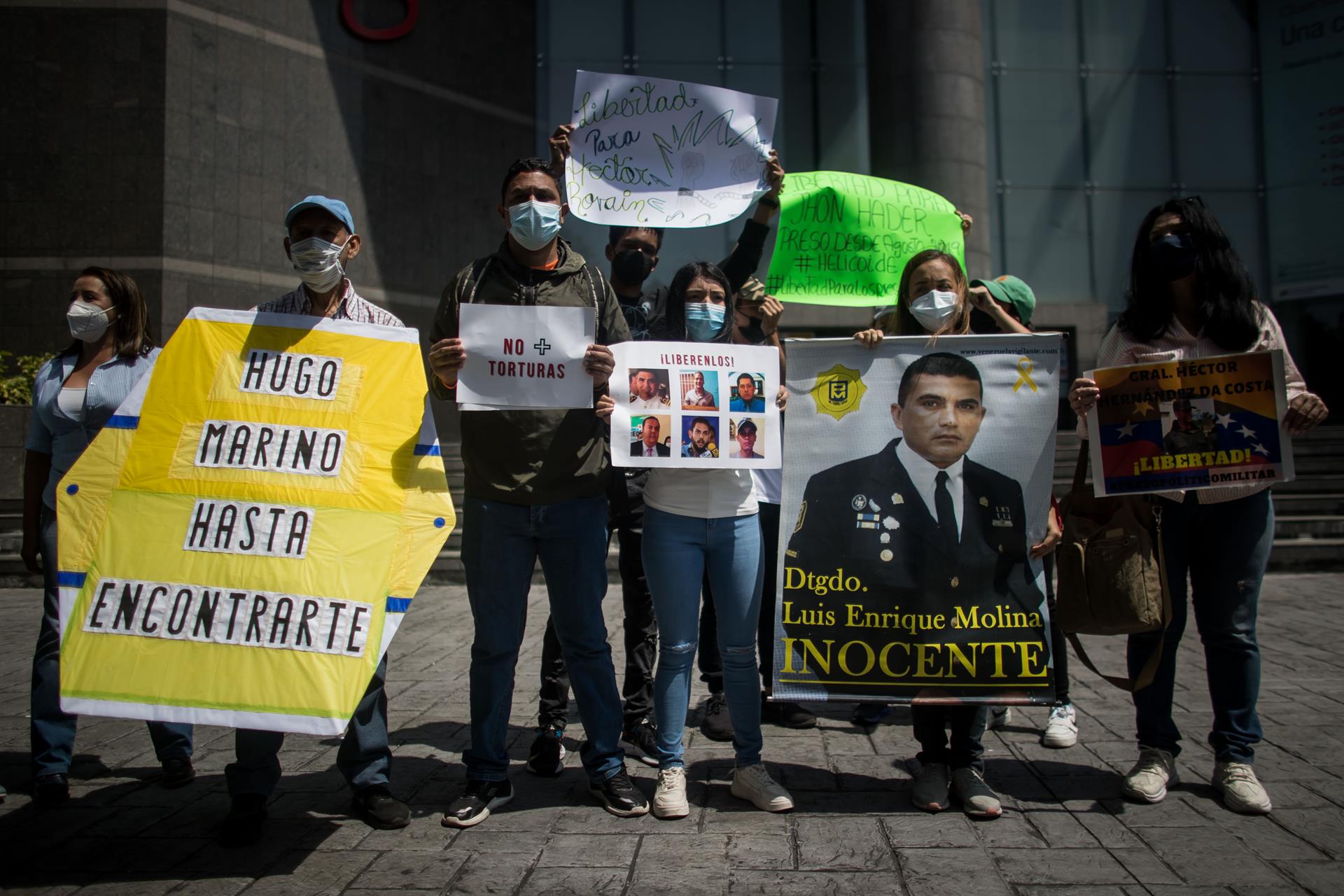 Familiares y allegados a presos políticos venezolanos durante una protesta en las inmediaciones de la oficina del Programa de las Naciones Unidas para el Desarrollo (PNUD), en Caracas (Venezuela). Foto: EFE/ Miguel Gutiérrez