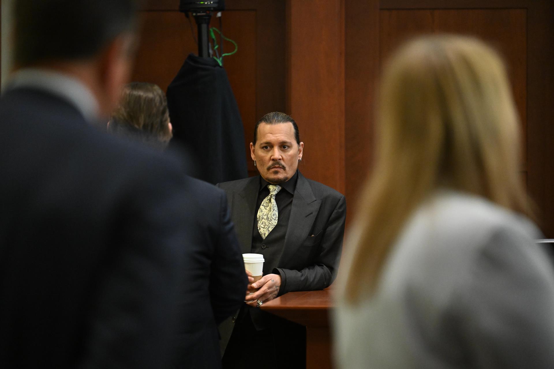 Fairfax (Estados Unidos), 19/04/2022.- El actor estadounidense Johnny Depp observa durante su juicio por difamación en el Tribunal de Circuito del Condado de Fairfax en Fairfax, Virginia, Estados Unidos, el 19 de abril de 2022. Se espera que el juicio por difamación de Johnny Depp contra Amber Heard, que comenzó el 10 de abril, por 50 millones de dólares, dure entre cinco y seis semanas. (Estados Unidos) EFE/EPA/JIM WATSON / POOL