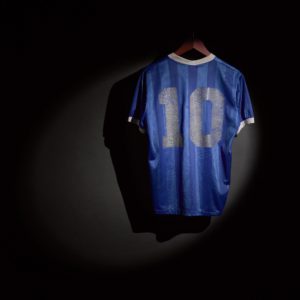 Subastarán la camisa que usó Maradona al anotar "la mano de Dios"