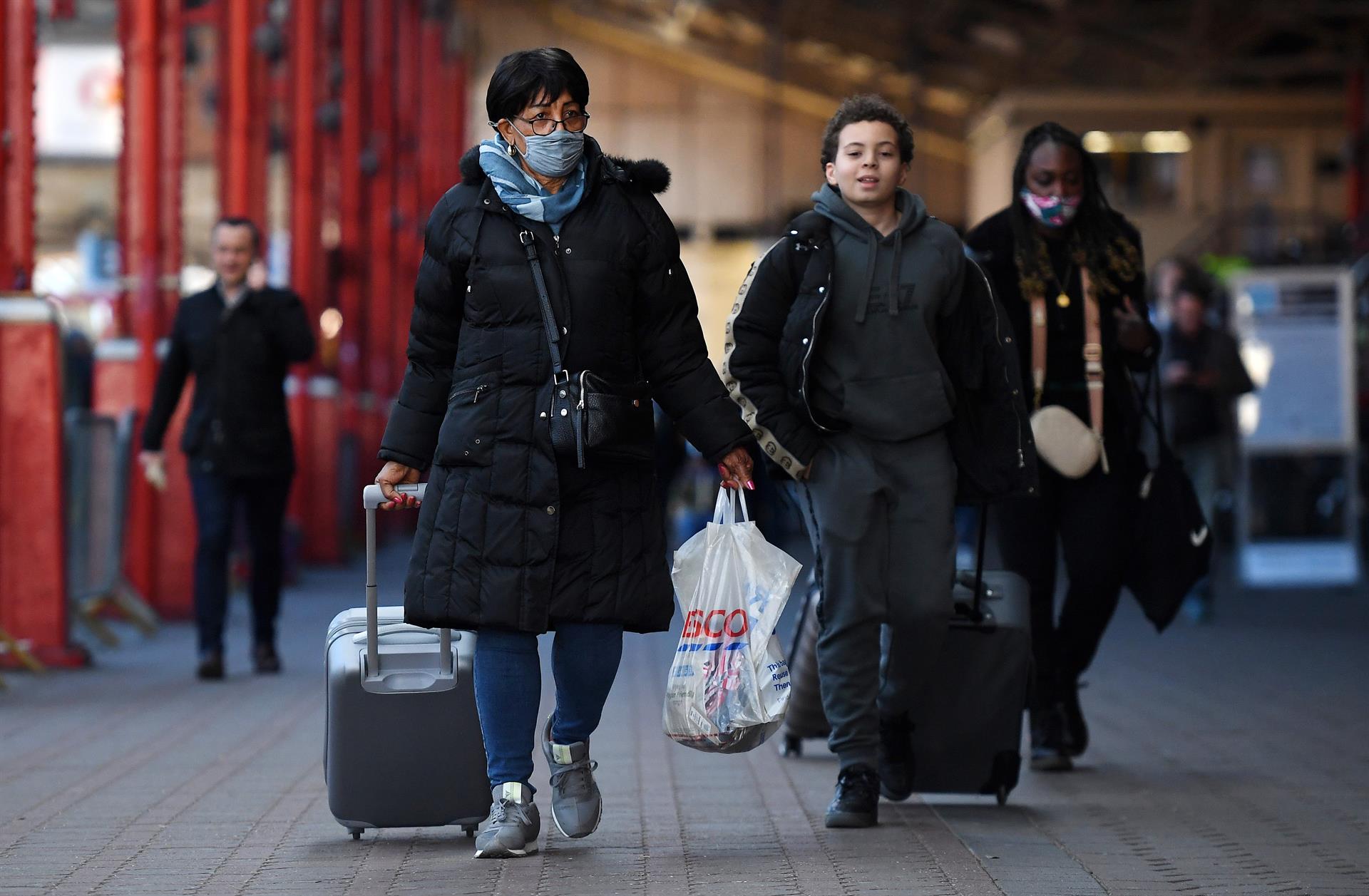 Personas usando mascarillas en Londres. Foto: EFE/ANDY RAIN