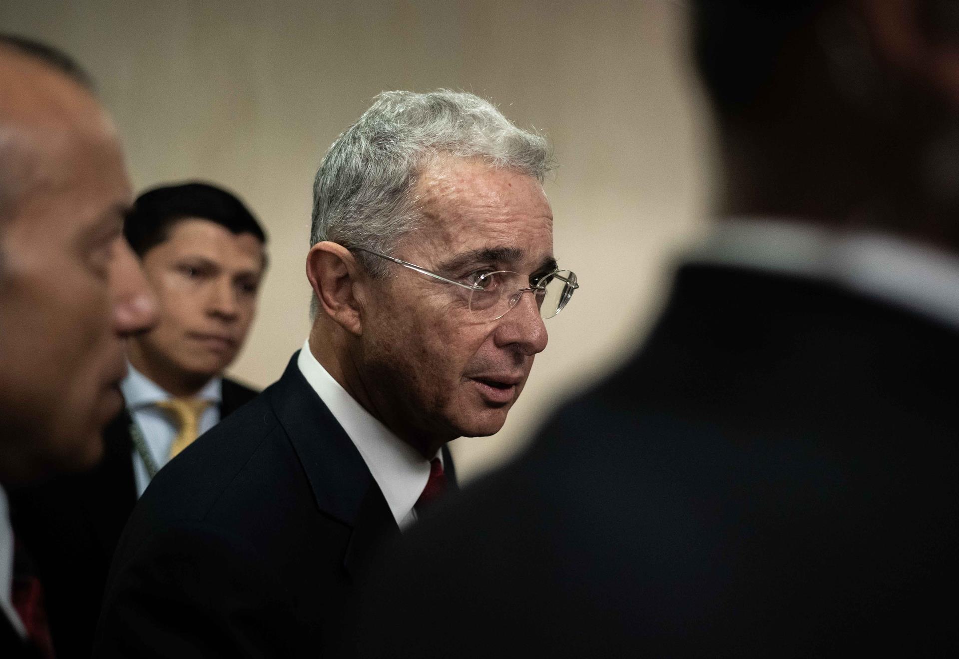 AME6737. BOGOTÁ (COLOMBIA), 08/10/2019.- Fotografía de archivo fechada el 8 de octubre de 2019 que muestra al expresidente de Colombia Álvaro Uribe Vélez mientras llega a la Corte Suprema de Justicia a rendir indagatoria, en Bogotá (Colombia). La Jueza 28 de Conocimiento de Bogotá, Carmen Helena Ortiz, rechazó este miércoles la solicitud hecha por la Fiscalía de precluir el proceso contra el expresidente colombiano Álvaro Uribe por supuesto fraude procesal y soborno a testigos, por lo que se espera que la defensa apele el fallo para evitar ir a juicio. EFE/ Juan Zarama /ARCHIVO