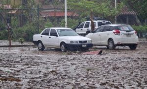 MEX5193. MAZUNTE (MÉXICO), 31/05/2022.- Vista de vehículos durante una intensa lluvia debido a las afectaciones por el paso del ciclón Agatha, hoy en la comunidad de Mazunte, en el estado de Oaxaca (México). El inicio de la temporada de huracanes dejó este martes al menos cuatro muertos y cuatro desaparecidos en territorio mexicano tras el embate del ciclón Agatha, que antes de debilitarse dejó daños en el sureño estado de Oaxaca, una de las zonas más pobres del país. EFE/Daniel Ricardez
