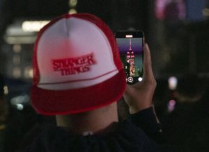 Nueva York (Estados Unidos), 27/05/2022.- Un miembro de la multitud graba un espectáculo de video de las historias de la temporada 4 de Stranger Things que se proyecta en el Empire State Building en Nueva York, Nueva York, Estados Unidos, el 26 de mayo de 2022. La esperada temporada 4 de la exitosa serie se estrenará en dos volúmenes el 27 de mayo de 2022. (Estados Unidos, Nueva York) EFE/EPA/SARAH YENESEL