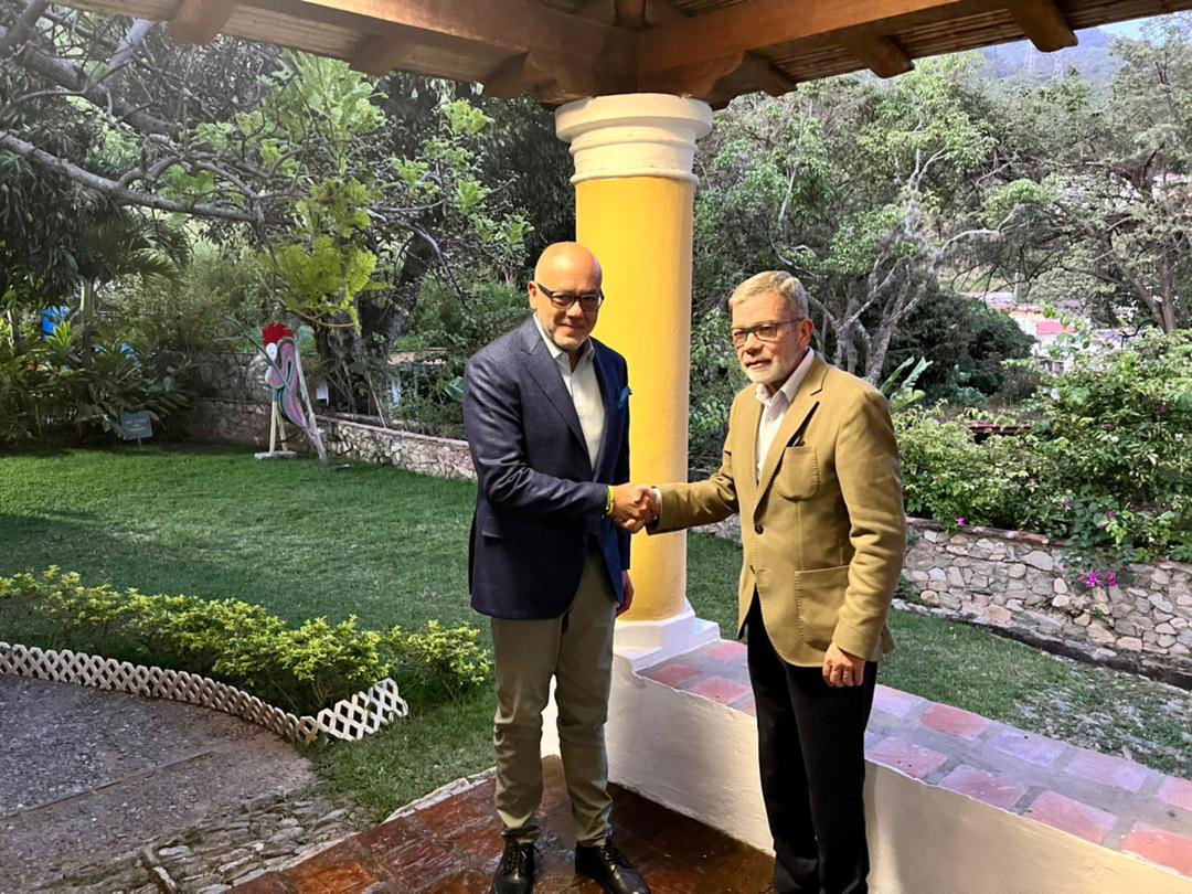 El presidente de la Asamblea Nacional electa en 2020, y el representante de la Plataforma Unitaria (PU), Gerardo Blyde. Foto: Twitter Jorge Rodríguez.