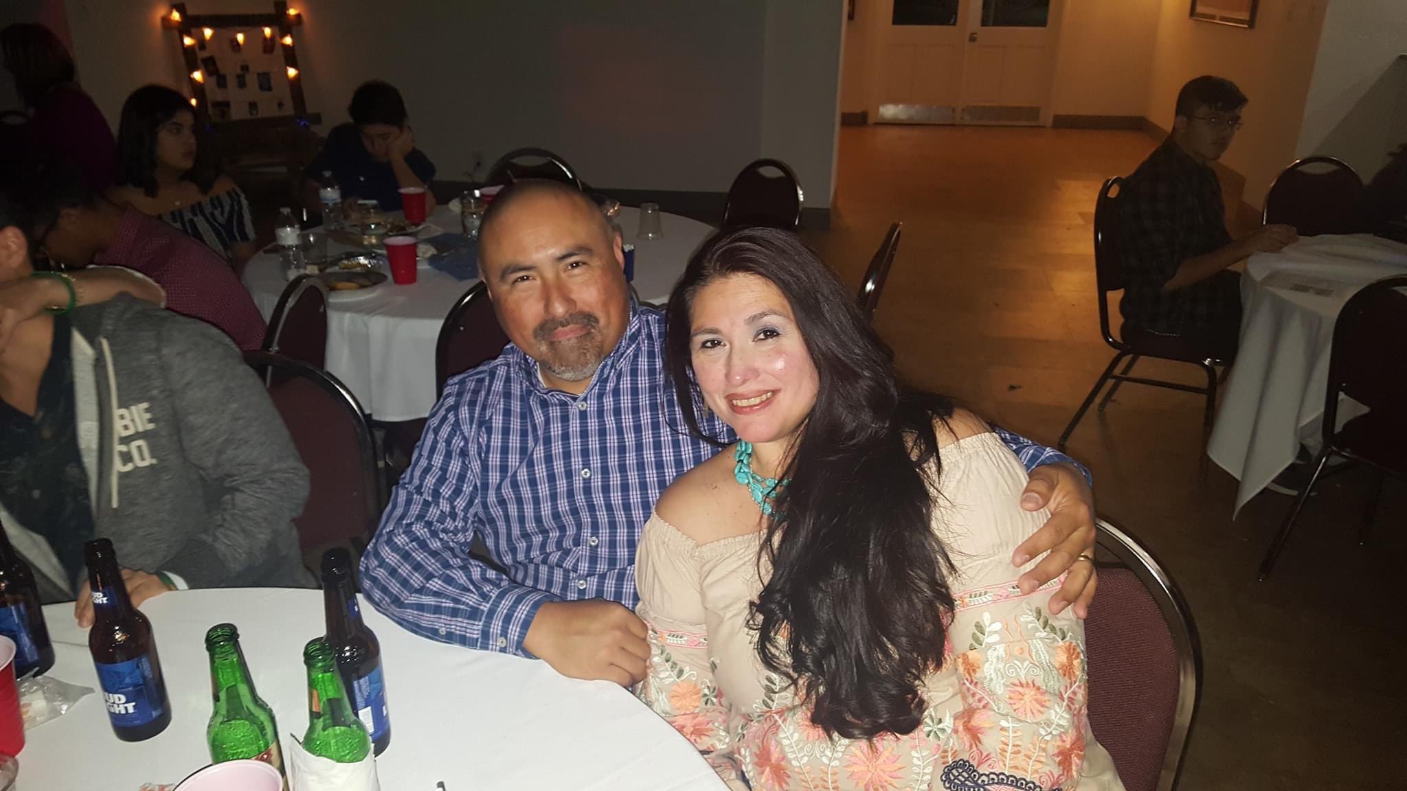 La maestra de la primaria Robb, Irma García, junto a su esposo Joe Garcia. Foto: Twitter John Martínez.