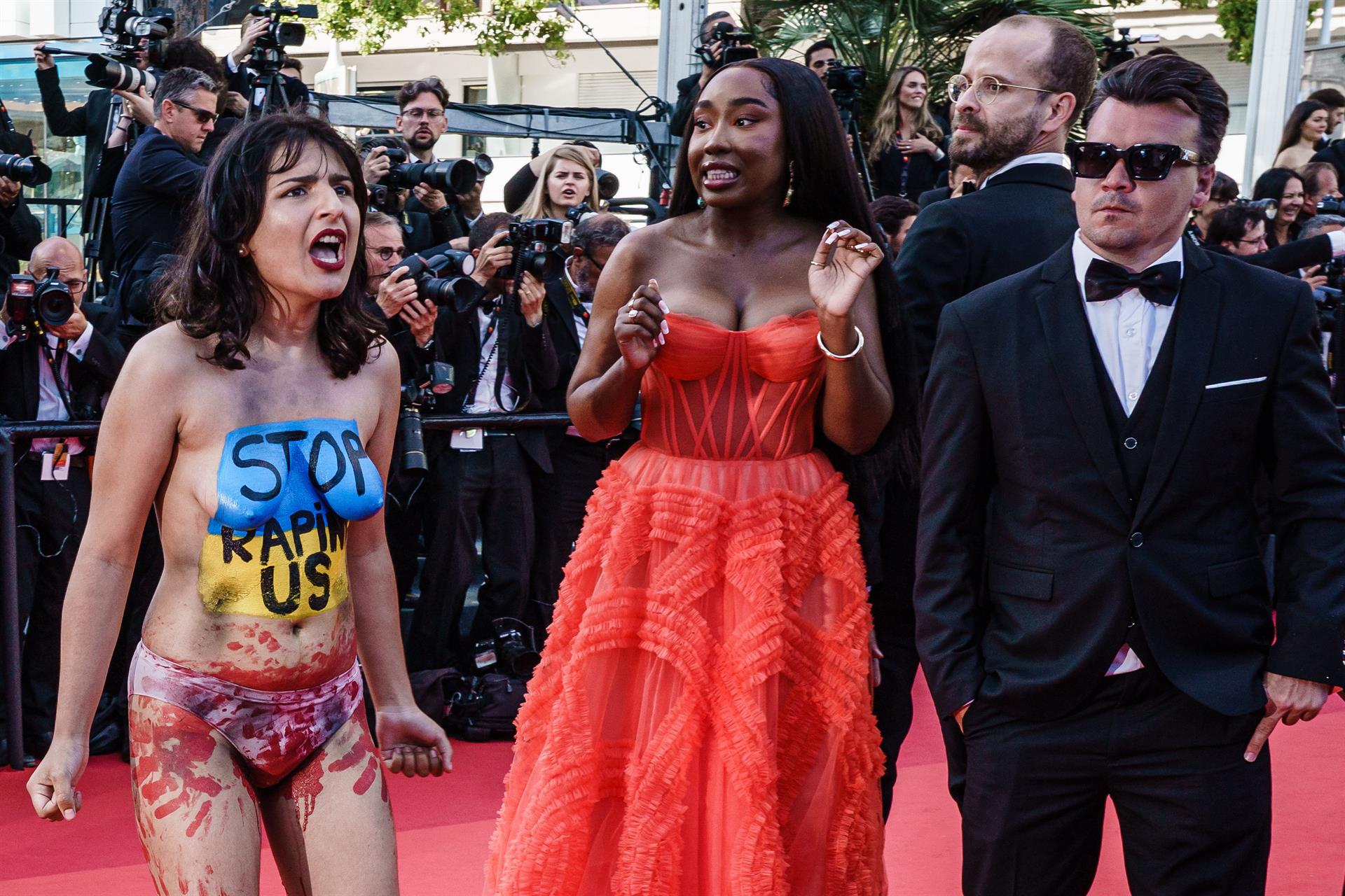 Mujer protesta en el Festival de Cannes contra la invasión rusa a Ucrania. Foto: EFE / EPA / CLEMENS BILAN