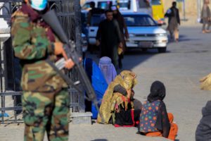 Un guardia talibán afuera de una mezquita durante el Ramadán en Kabul. Foto: EFE/EPA/STRINGER