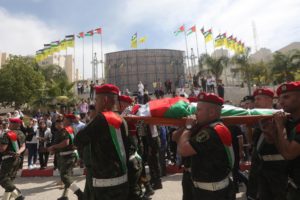 Guardias de honor palestinos trasladan el cuerpo de la periodista. Foto: EFE/EPA/ALAA BADARNEH