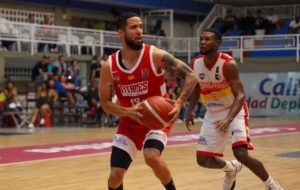 Heissler Guillent nombrado MVP de la temporada regular de baloncesto en Colombia