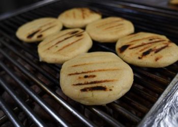 De Caracas a Islandia: Youtuber lleva la arepa a la “cafetería más famosa”