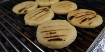 De Caracas a Islandia: Youtuber lleva la arepa a la “cafetería más famosa”
