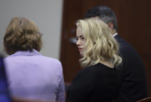 Fairfax (Estados Unidos), 01/06/2022.- La actriz Amber Heard habla con su abogada Elaine Bredehoft antes del veredicto del jurado en el juicio civil por difamación Depp vs. Heard en el Juzgado de Circuito del Condado de Fairfax, Virginia, Estados Unidos, 01 de junio de 2022. (Estados Unidos) EFE/EPA/EVELYN HOCKSTEIN / POOL