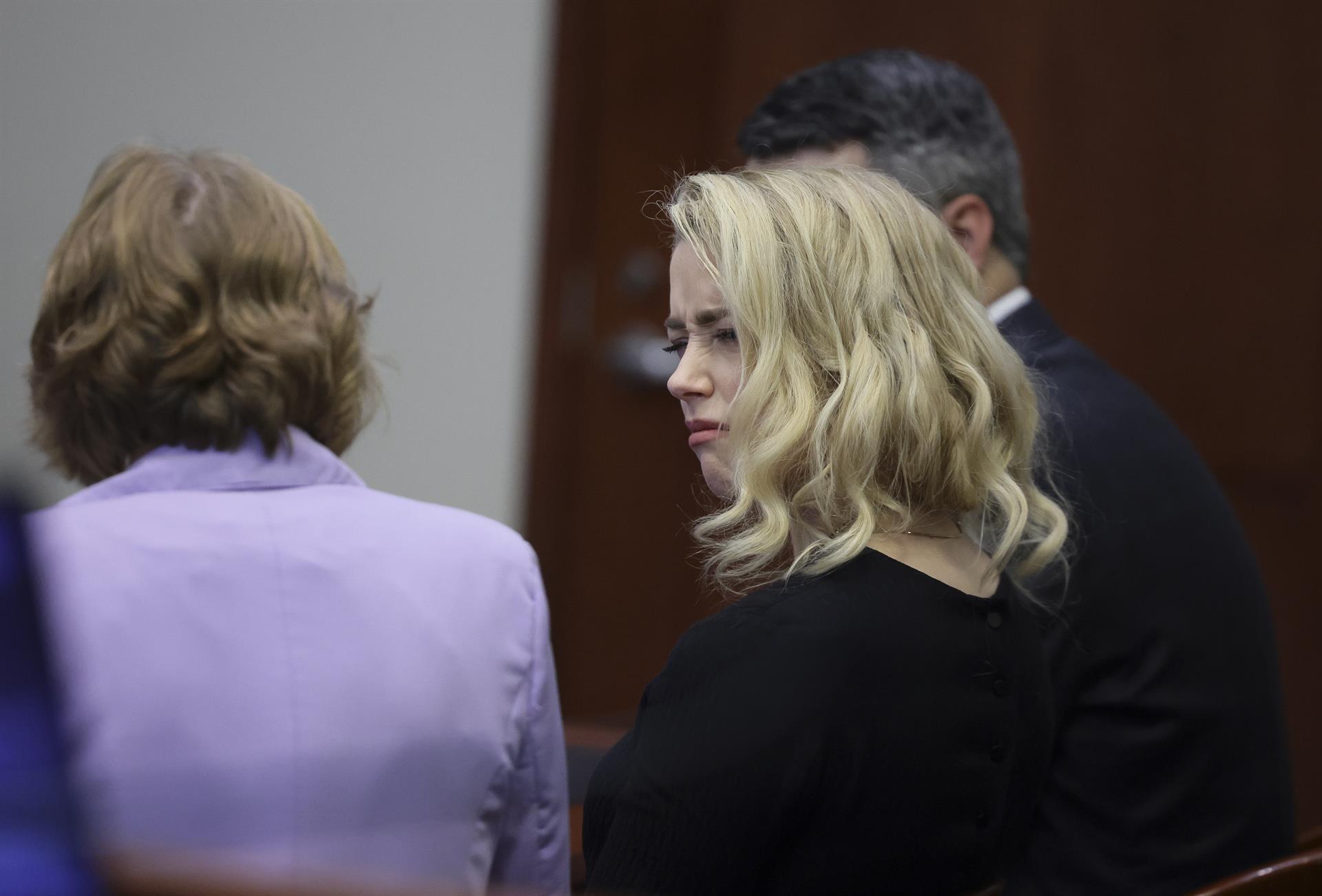 Fairfax (Estados Unidos), 01/06/2022.- La actriz Amber Heard habla con su abogada Elaine Bredehoft antes del veredicto del jurado en el juicio civil por difamación Depp vs. Heard en el Juzgado de Circuito del Condado de Fairfax, Virginia, Estados Unidos, 01 de junio de 2022. (Estados Unidos) EFE/EPA/EVELYN HOCKSTEIN / POOL