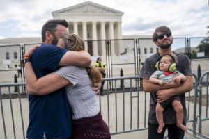 -FOTODELDÍA- WASHINGTON, 24/06/2022.- El activista antiabortista Matt Lockett (i); su esposa, Kim Lockett (2i), su yerno, Trace Brookover (d) y su nieto, Liam, reaccionan después de que Tribunal Supremo de Estados Unidos anulase este viernes la protección del derecho al aborto vigente en este país desde 1973, en una decisión histórica que permitirá a cada estado decidir si mantiene o prohíbe este derecho reproductivo. EFE/ Shawn Thew
