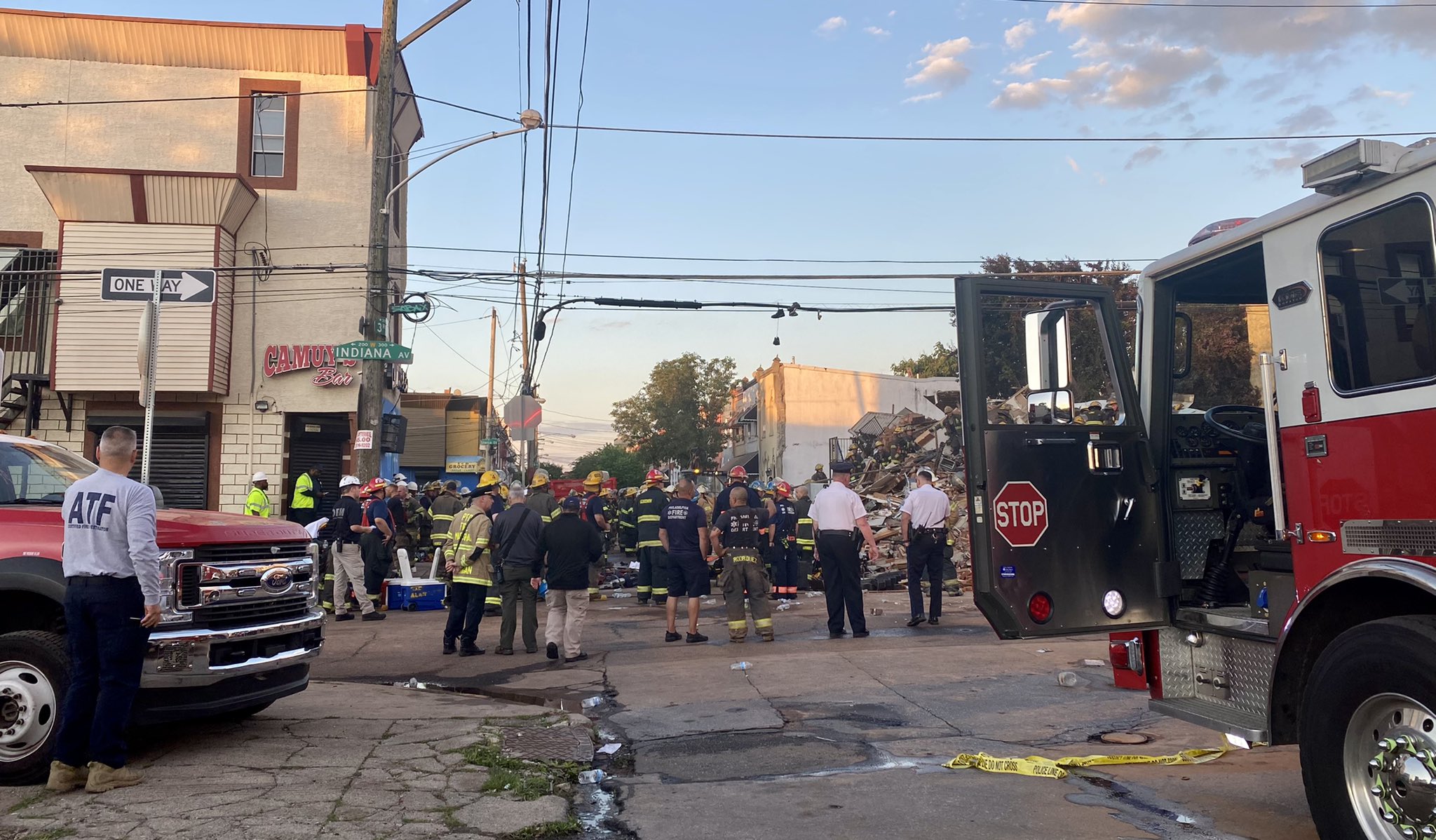 Bombero murió durante el derrumbe de un edificio