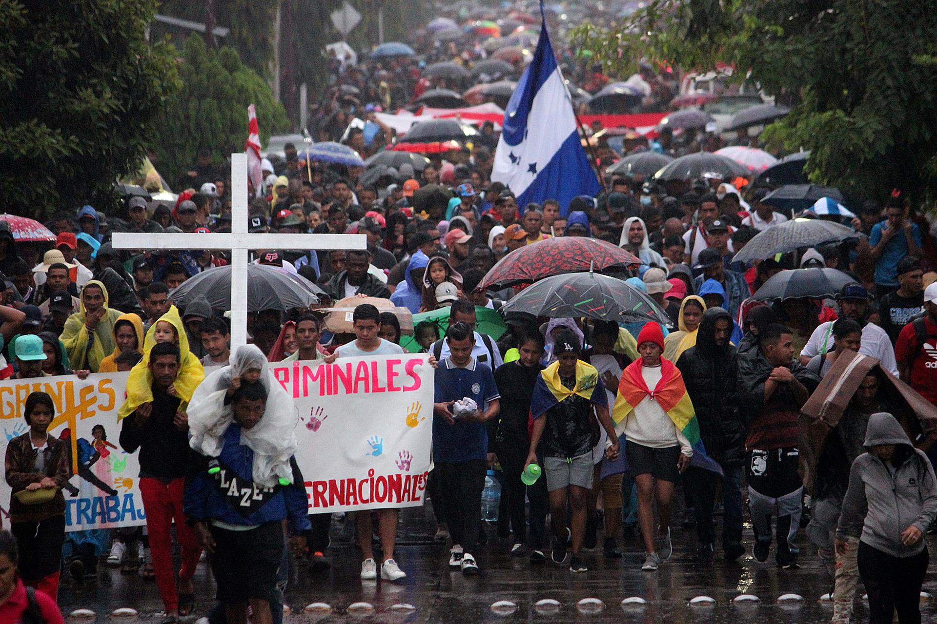 Hambre y persecución: continúa caravana de migrantes hacia Estados Unidos