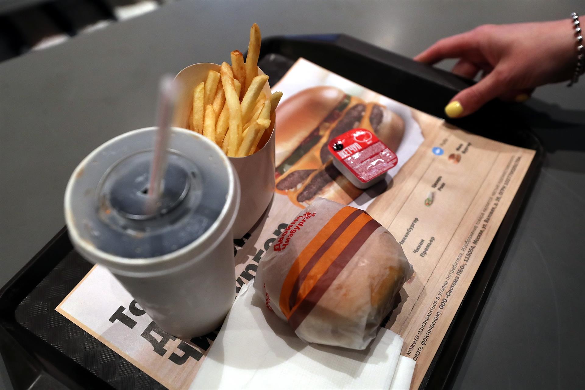 Moscú (Federación Rusa), 12/06/2022.- El personal de un antiguo local de McDonald's prepara un restaurante para su reapertura bajo una nueva marca Vkusno I Tochka en Moscú, Rusia, el 12 de junio de 2022. Los primeros 15 establecimientos se abrirán en Moscú y la región de Moscú el 12 de junio. (Abierto, Rusia, Ucrania, Moscú) EFE/EPA/MAXIM SHIPENKOV