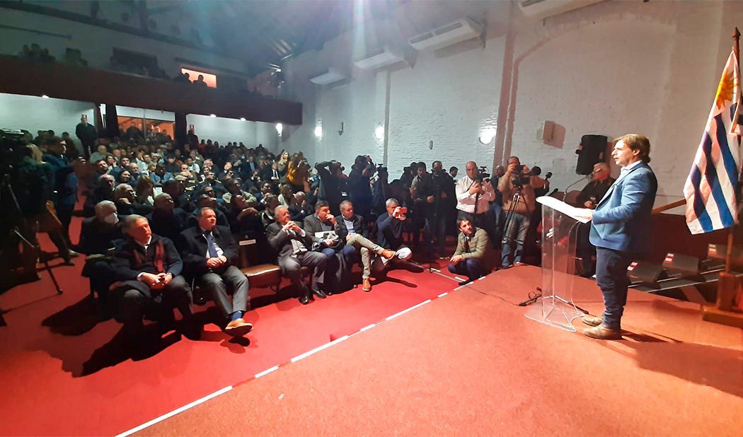 El presidente de Uruguay, Luis Lacalle Pou, en el lanzamiento de la tercera fase del acuerdo interinstitucional para el desarrollo de la Quesería Artesanal. Foto: Twitter Luis Lacalle Pou.