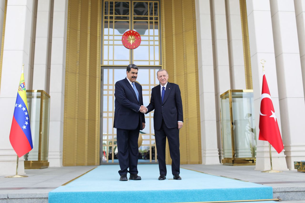 Nicolás Maduro en compañía del presidente de Turquía, Recep Tayyip Erdogan, a la salida del Palacio de Ankara. Foto: Twitter Nicolás Maduro.