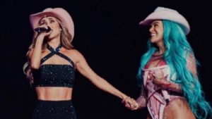 Anahí y Karol interepretando "Salvame", de RBD, en la Arena de Ciudad de México. Foto: Instagram Anahí.