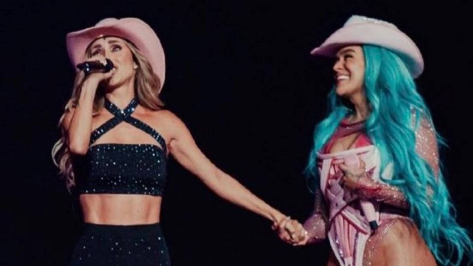 Anahí y Karol interepretando "Salvame", de RBD, en la Arena de Ciudad de México. Foto: Instagram Anahí.
