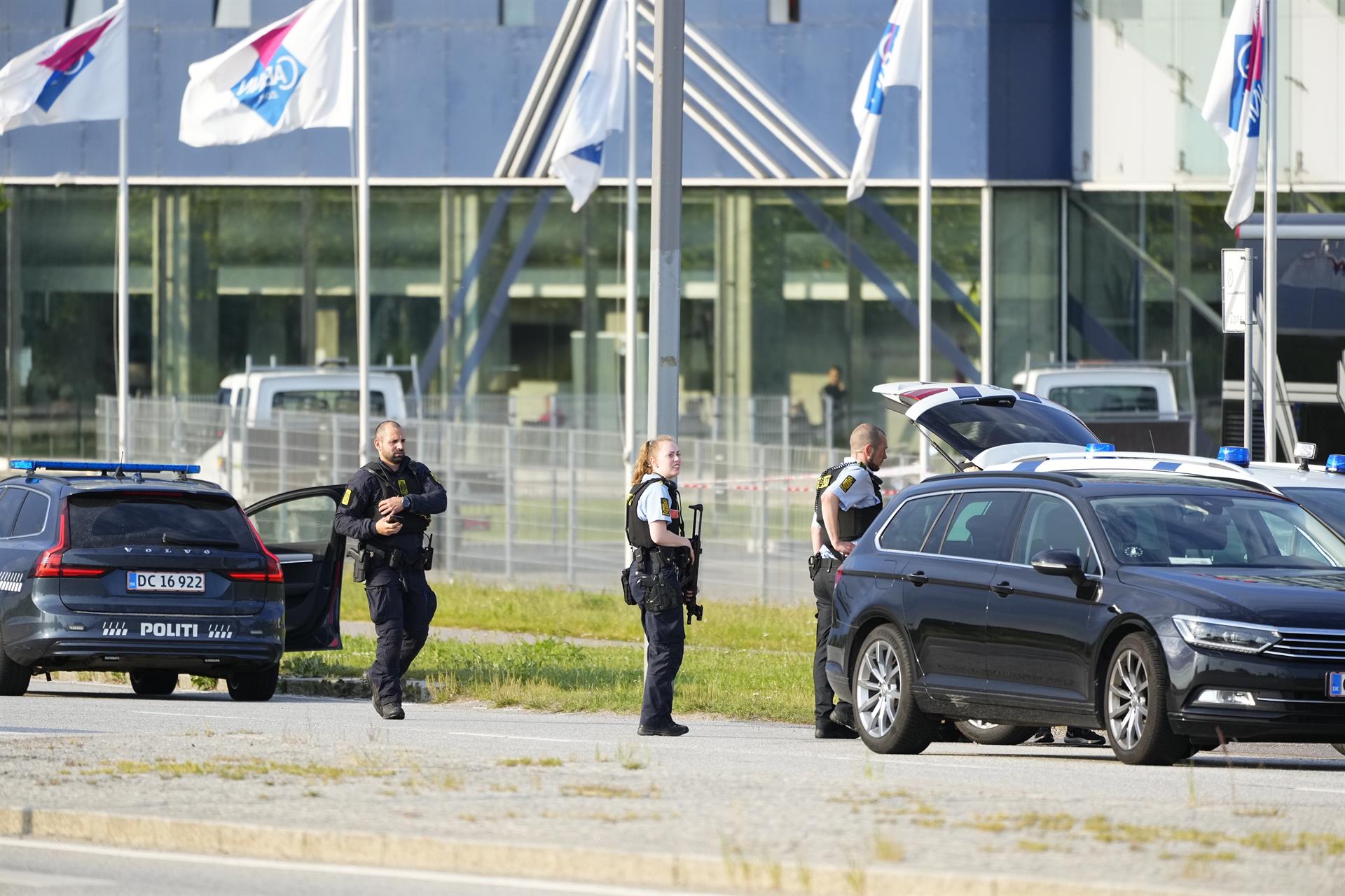 Oerestad (Dinamarca), 03/07/2022.- Policías armados se reúnen frente al centro comercial Field's durante la evacuación, en Oerstad, Copenhague, Dinamarca, 03 de julio de 2022. Varias personas han sido tiroteadas en el centro comercial Fields de Copenhague y una persona ha sido detenida. (Dinamarca, Copenhague) EFE/EPA/Claus Bech DENMARK OUT