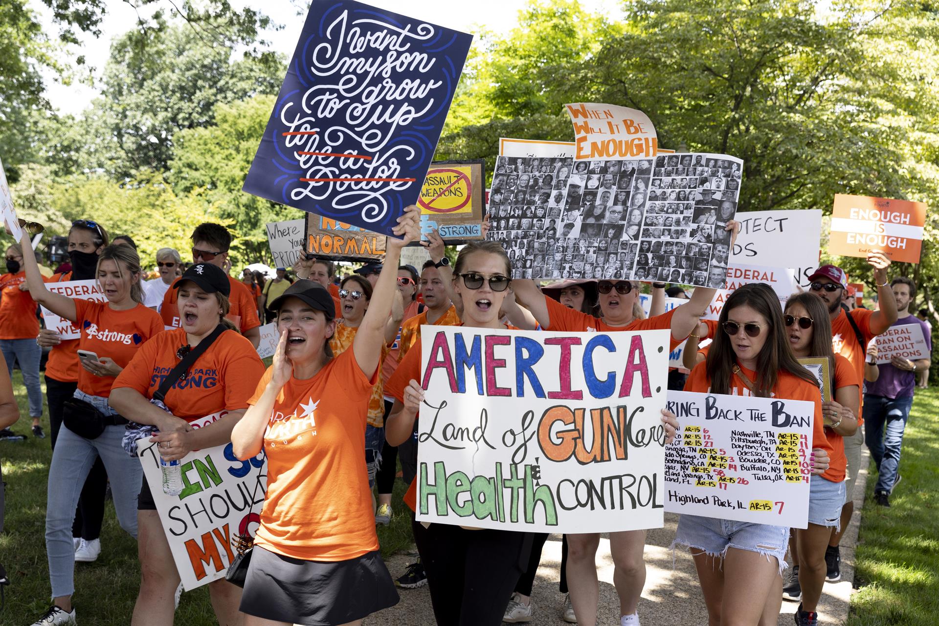 Washington (EE.UU.), 13/07/2022.- La gente asiste a una concentración y marcha para exigir la prohibición de las armas de asalto, en el Capitolio en Washington, DC, EE.UU., el 13 de julio de 2022. (Estados Unidos, Búfalo) EFE/EPA/MICHAEL REYNOLDS