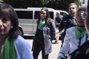 Washington (Estados Unidos), 19/07/2022.- La congresista demócrata Alexandria Ocasio-Cortez es detenida frente al Tribunal Supremo mientras protesta por su reciente anulación del caso Roe vs. Wade en Washington, DC, Estados Unidos, el 19 de julio de 2022. EFE/EPA/JIM LO SCALZO
