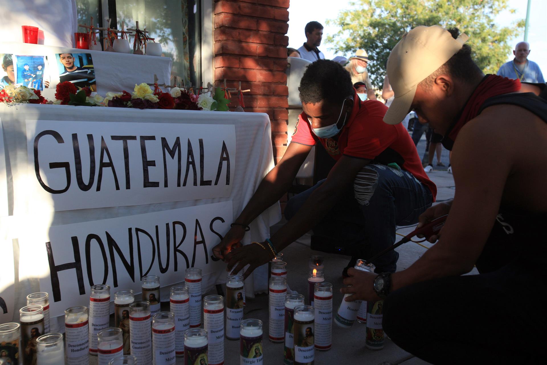 MEX7927. EL PASO (MÉXICO), 05/07/2022.- Grupos de personas participan en una vigilia hoy, en memoria de los migrantes fallecidos la semana pasada dentro en un trailer, en El Paso,Texas (Estados Unidos). Integrantes de la Casa de Anunciación de la diócesis de El Paso, realizaron una vigilia portando pancartas en un altar con veladoras en honrar a los 53 migrantes muertos en la la parte trasera de un trailer el pasado 27 de junio en San Antonio, Texas. EFE/ Luis Torres