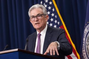 Washington (Estados Unidos), 27/07/2022.- El presidente de la Reserva Federal, Jerome Powell, ofrece una rueda de prensa después de que la Fed decidiera volver a subir los tipos de interés en tres cuartos de punto porcentual en el edificio William McChesney Martin Jr. en Washington, DC, Estados Unidos, el 27 de julio de 2022. (Estados Unidos, Roma) EFE/EPA/JIM LO SCALZO.