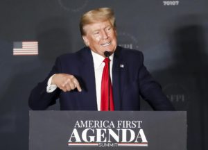 Washington (EE.UU.), 26/07/2022.- El ex presidente de EE.UU., Donald J. Trump, pronuncia un discurso durante la cumbre America First Policy Institute'Äôs America First Agenda en Washington, DC, EE.UU., el 26 de julio de 2022. El discurso es la primera aparición del ex presidente Trump en Washington desde que dejó su cargo. (Estados Unidos) EFE/EPA/SHAWN THEW