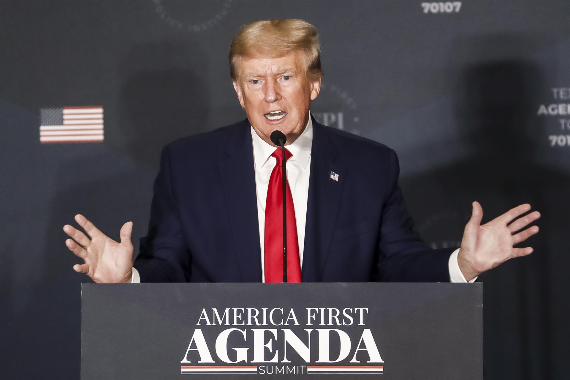 Washington (EE.UU.), 26/07/2022.- El ex presidente de EE.UU., Donald J. Trump, pronuncia un discurso durante la cumbre America First Policy Institute'Äôs America First Agenda en Washington, DC, EE.UU., el 26 de julio de 2022. El discurso es la primera aparición del ex presidente Trump en Washington desde que dejó su cargo. (Estados Unidos) EFE/EPA/SHAWN THEW
