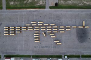 FOTO REFERENCIAL - HOUSTON (TX, EEUU), 15/07/2022.- Fotografía cedida hoy por el "Museo de los Niños de la Asociación Nacional del Rifle" (NRA) donde se aprecian unos autobuses escolares formados con la silueta de un rifle durante un evento en contra de las armas en Texas (EE.UU). EFE/NRA Children's Museum.