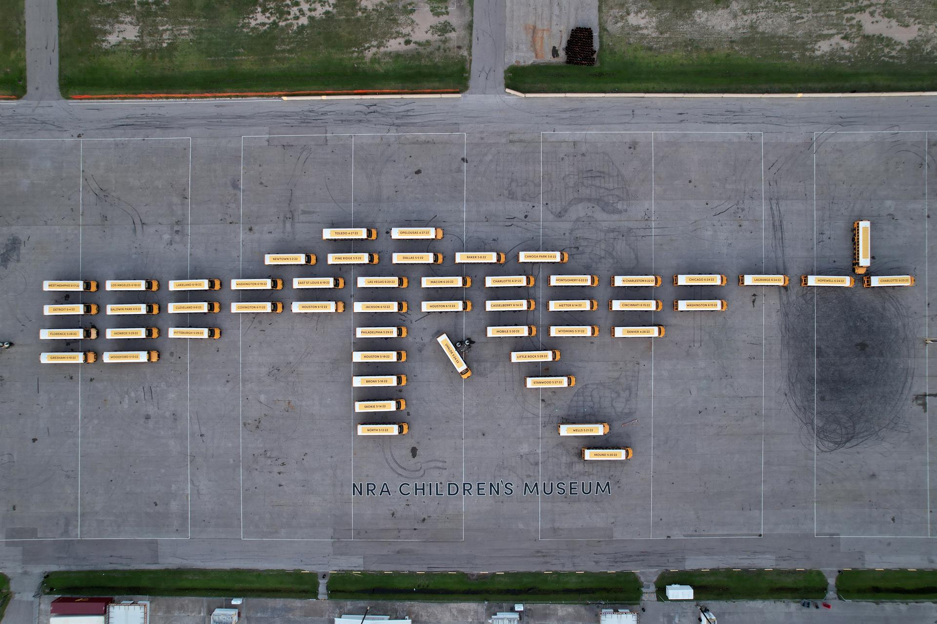 FOTO REFERENCIAL - HOUSTON (TX, EEUU), 15/07/2022.- Fotografía cedida hoy por el "Museo de los Niños de la Asociación Nacional del Rifle" (NRA) donde se aprecian unos autobuses escolares formados con la silueta de un rifle durante un evento en contra de las armas en Texas (EE.UU). EFE/NRA Children's Museum.
