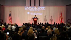 El gobernador de Florida, Ron DeSantis, en el condado de Duval. Foto: Twitter Ron DeSantis (@RonDeSantisFL).