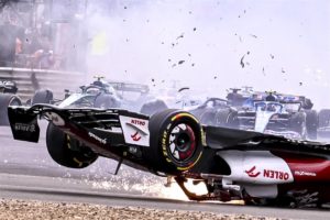 -FOTODELDÍA- EA7971. SILVERSTONE, 03/07/2022.- El piloto chino Guanyu Zhou de Alfa Romeo Racing sufre un accidente durante el Gran Premio de Fórmula Uno de Gran Bretaña en el circuito de Silverstone, R. Unido. EFE/EPA/CHRISTIAN BRUNA
