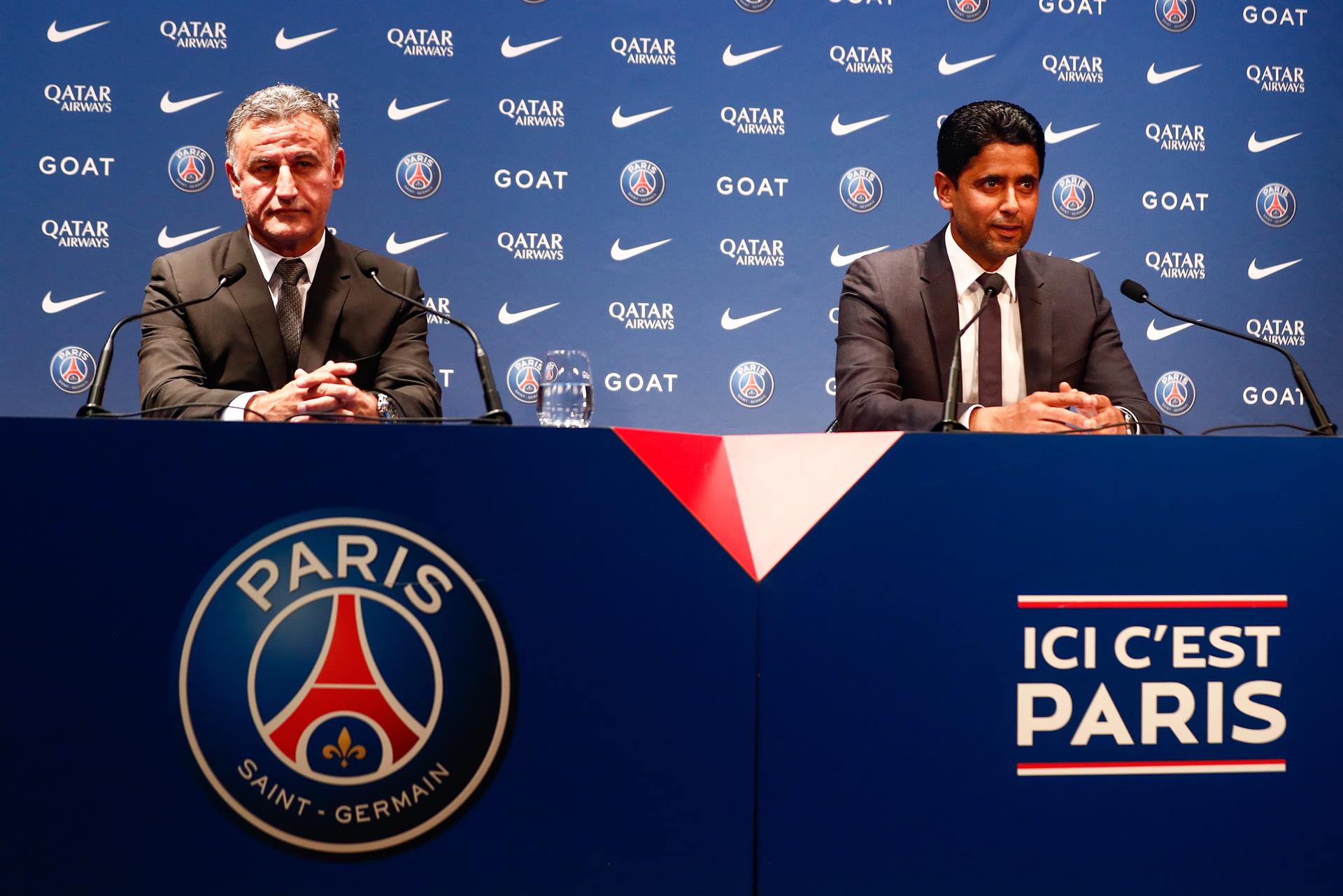 Christophe Galtier (i), nuevo entrenador del PSG, junto al presidente del club Nasser Al Khelaifi (d). Foto: EFE / EPA / Mohammed Badra