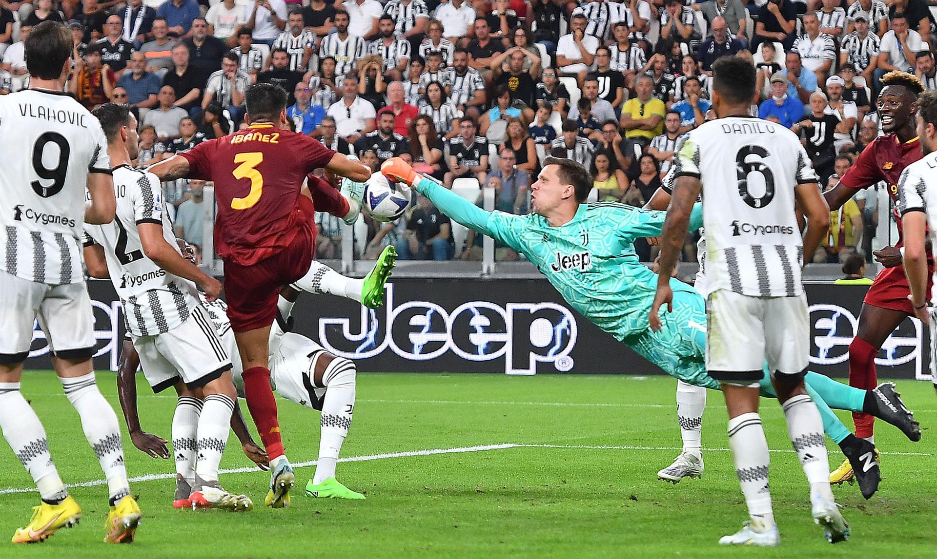 Turín (Italia), 27/08/2022.- El portero de la Juventus Wojciech Szczesny (C) en acción durante el partido de fútbol de la Serie A italiana entre la Juventus FC y la AS Roma en el Allianz Stadium de Turín, Italia, el 27 de agosto de 2022. (Italia) EFE/EPA/ALESSANDRO DI MARCO