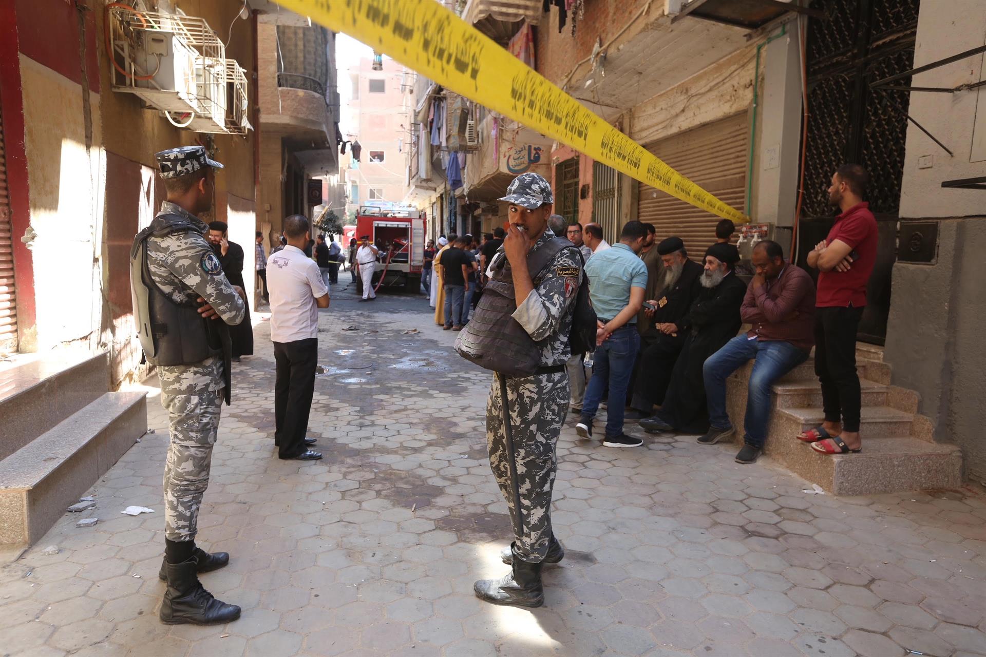 Giza (Egipto), 14/08/2022.- Soldados hacen guardia en el lugar de la iglesia de Abu Sifine donde se produjo un incendio en el distrito de Imbaba, Giza, Egipto, el 14 de agosto de 2022. Según el Ministerio de Sanidad, al menos 41 personas murieron y decenas resultaron heridas en el incendio que se produjo en la iglesia. Los primeros informes sugieren que un cortocircuito eléctrico en un aparato de aire acondicionado provocó el incendio. (Incendio, Egipto) EFE/EPA/KHALED KAMEL