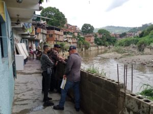 Funcionarios de Viceministerio para la Gestión de Riesgo y Protección Civil durante evaluación al río Guaire para desplegar un plan de mantenimiento y mitigación ante desbordamientos en el sector la Línea del municipio Sucre, estado Miranda. Foto: Protección Civil (@PCivil_Ve).